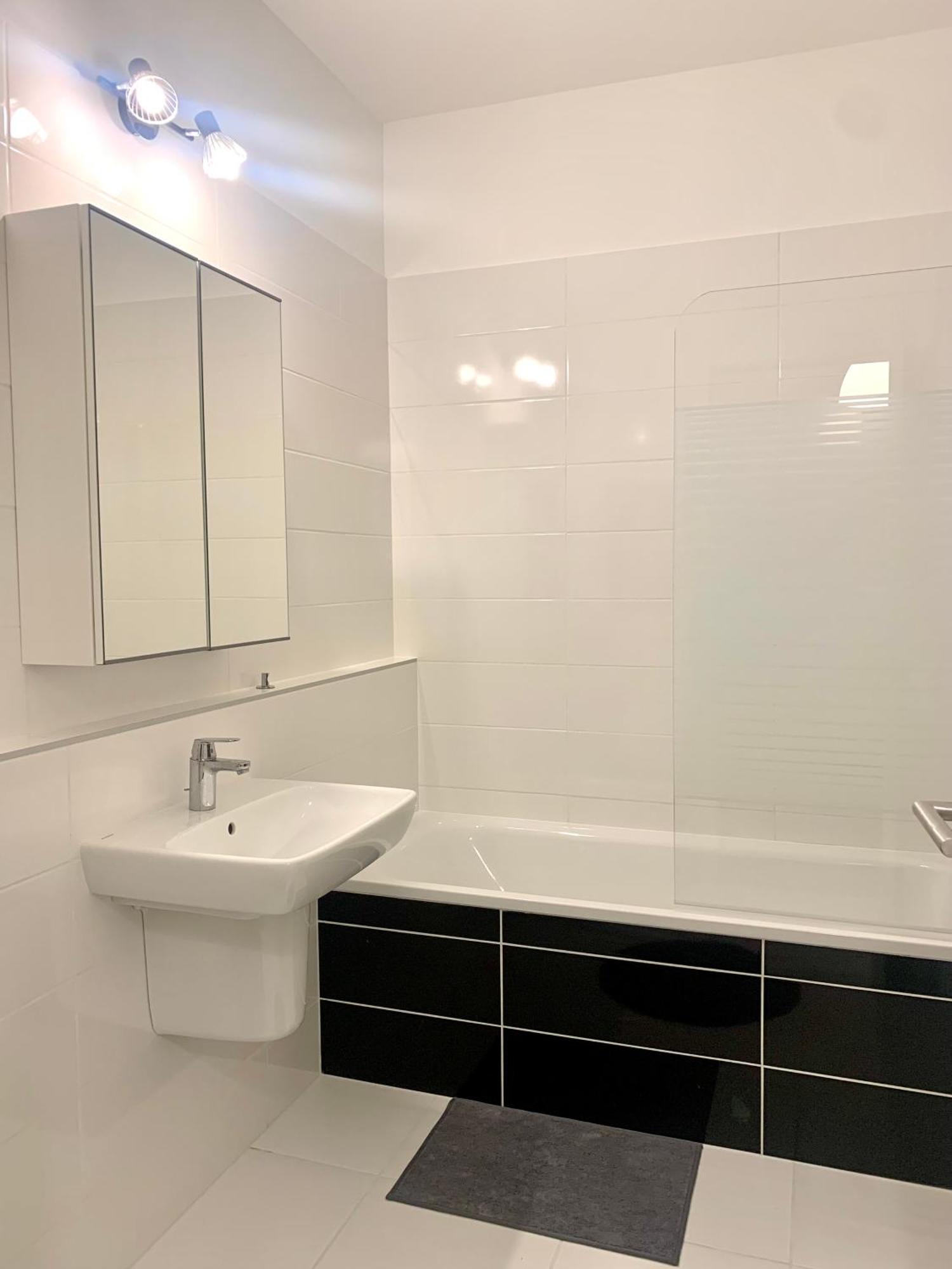 Westside - Modern & Peaceful - Free Garage! Apartament *