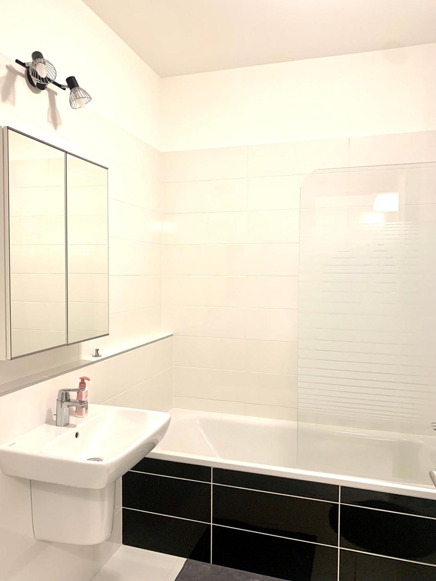 Westside - Modern & Peaceful - Free Garage! Apartment
